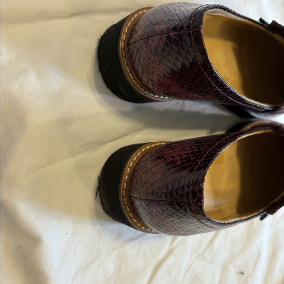 Naterualizer snakeskin flat size 7 - Picture 3 of 5